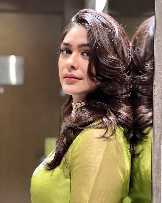 Mrunal Thakur Photos: ग्रीन शरारा में खिली-खिली नजर आईं मृणाल ठाकुर, चेहरे पर ग्लो देख कहीं फिसल न जाए आपका दिल