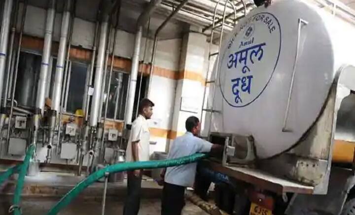 অন্য দিকে, আমুলের মতো সমবায় সংস্থায় প্রায় ৩৬ লক্ষ মানুষ কর্মরত। দরিদ্র কৃষক পরিবার এই সংস্থার উপর নির্ভরতা সবচেয়ে বেশি। ভারতীয় রেলে কর্মরত প্রায় ১২.৫ লক্ষ মানুষ। কৃষিক্ষেত্রে যুক্ত দেশের কৃষিক্ষেত্রে। এতেই স্পষ্ট যে, ভারতে কর্মসংস্থানে তেমন আহামরি যোগদান নেই আদানি গোষ্ঠীর।