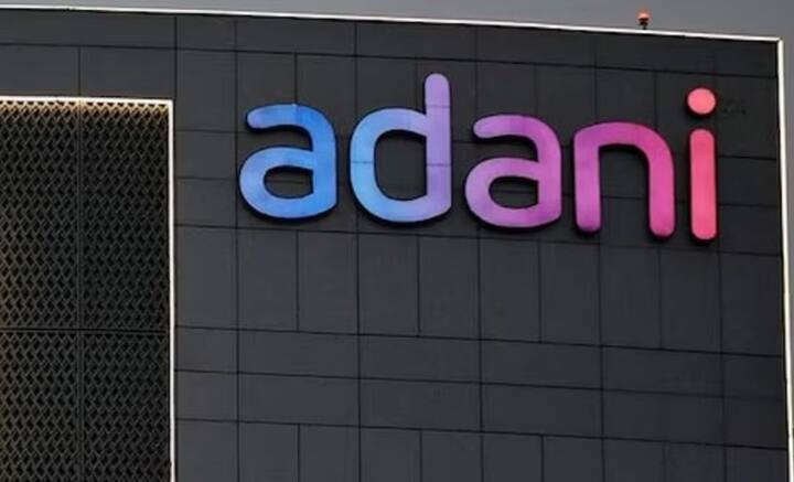 সেই নিরিখে আদানি গোষ্ঠীর ওয়েবসাইটে গেলে চোখ ছানাবড়া হয়ে যেতেই পারে। রাতারাতি বিশ্বের দ্বিতীয় ধনীতম ব্যক্তিতে পরিণত হওয়া গৌতম আদানির সংস্থায় কর্মরত প্রায় ২৩ হাজার। তালিকায় প্রথম ২৫টি সংস্থার মধ্যে জায়গাই হয়নি আদানি গোষ্ঠীর।