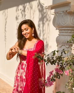 Deepika Pilli: పూల పూల డ్రెస్సులో సీతాకోక చిలుకలా దీపికా పిల్లి