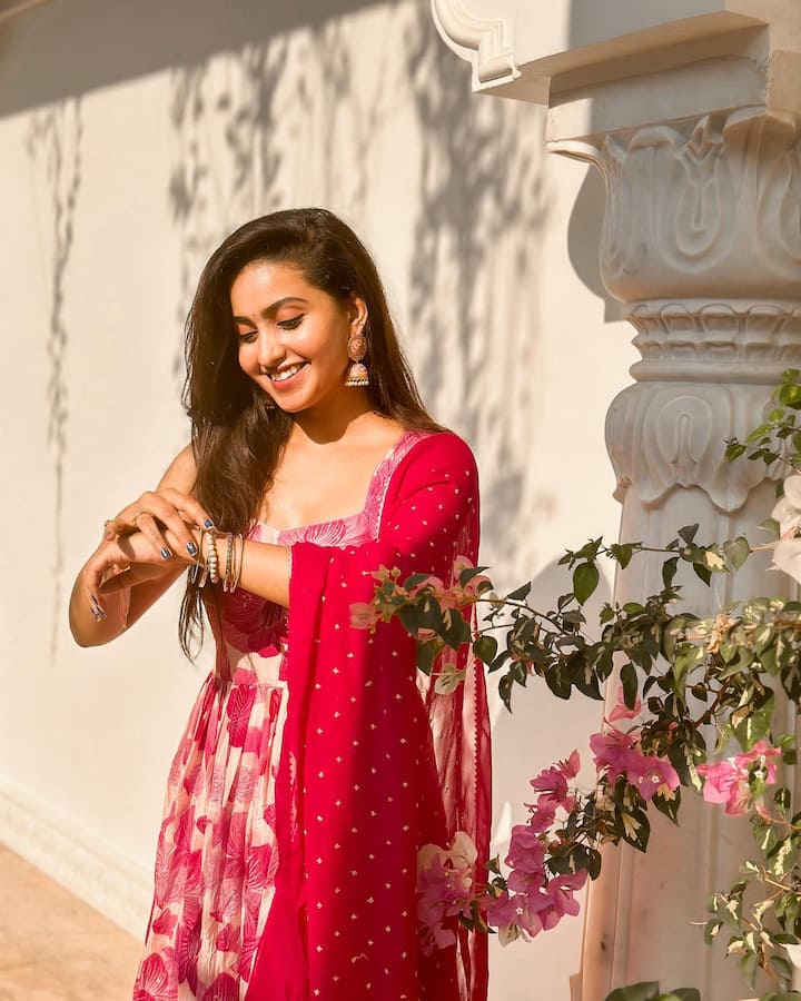 సోషల్ మీడియా ద్వారా పాపులర్ అయ్యింది దీపిక. Photo Credit: Deepika Pilli/Instagram