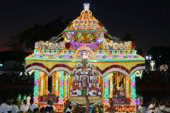 ఆదివారం రాత్రి 7 గంటల నుంచి విద్యుద్దీపాలతో అందంగా అలంకరించిన తెప్పపై స్వామి, అమ్మవార్లు ఆశీనులై పుష్కరిణిలో మూడు చుట్లు విహరించారు.