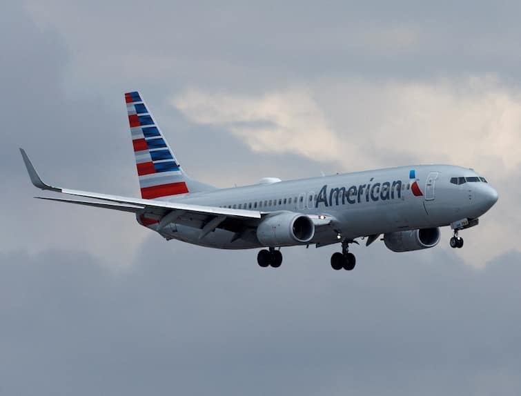 Airlines: Pee gate in American Airlines, Drunk Passenger Urinated on Friend Airlines: હવે અમેરિકાની ફ્લાઈટમાં થયો પેસાબકાંડ, મુસાફરે અન્ય પર કર્યું ટોઈલેટ