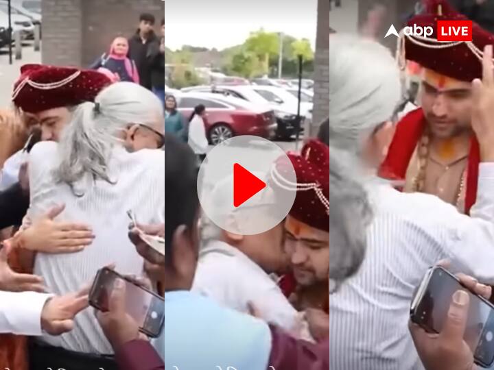 Dhirendra Shastri Bageshwar Dham viral video man from foreign kiss watch dhirendra shastri video viral Watch: पहले लगाया गले, फिर कर लिया किस, धीरेंद्र शास्त्री के साथ विदेशी शख्स ने कर दी ऐसी हरकत