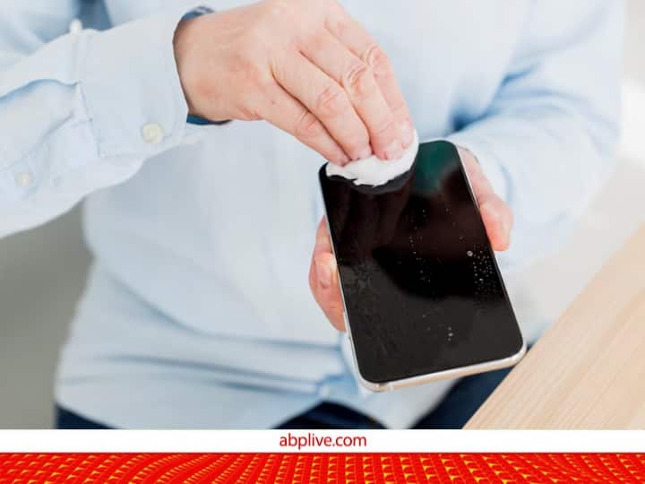 Know how to clean Smartphone Screen at home remove scratches and fingerprint marks स्मार्टफोन की स्क्रीन में दिखते हैं खूब स्क्रैच तो ऐसे करें साफ, फोन एकदम नया लगेगा