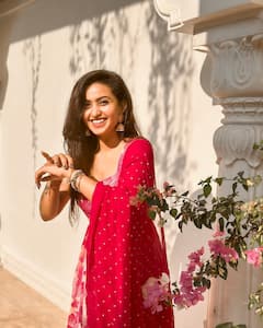 Deepika Pilli: పూల పూల డ్రెస్సులో సీతాకోక చిలుకలా దీపికా పిల్లి