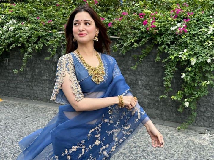 Tamannaah Bhatia Latest Pics: मशहूर एक्ट्रेस तमन्ना भाटिया की लेटेस्ट तस्वीरें सोशल मीडिया पर सामने आई हैं. इन फोटो में तमन्ना भाटिया अपने साड़ी लुक से हर किसी का ध्यान खींच रही हैं.