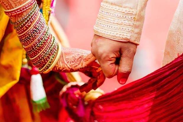 Groom reached the mandap drunk lay on the floor in the middle of the rituals and fell asleep what did the bride know then शराब के नशे में मंडप में पहुंचा दुल्हा, रस्मों के बीच फर्श पर लेटा और सो गया, जानें फिर दुल्हन ने क्या किया...