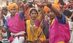 Holi 2023: होली से पहले आदिवासियों के भगोरिया पर्व की मची धूम, विदेशी पर्यटकों ने बजाये ढोल, देखें तस्वीरें