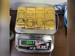 Crime: விமானத்தின் டாய்லெட்டில் பதுக்கப்பட்ட 2 கோடி மதிப்பிலான தங்கக்கட்டிகள் - நடந்தது என்ன..?