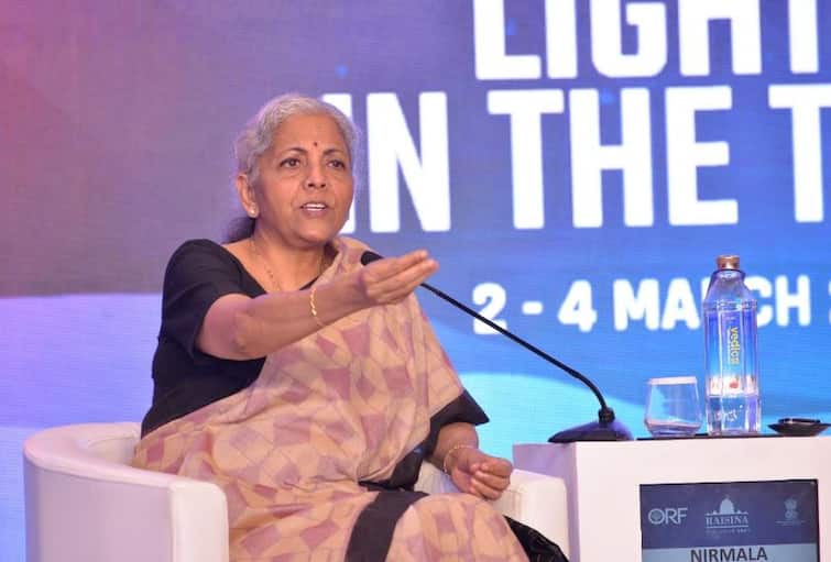 Finance Minister Nirmala Sitharaman said about Disinvestment Policy of Government in Raisina Dialogue सरकार की नीति हर चीज बेचने की हड़बड़ी की नहीं, जहां मौजूदगी जरूरी नहीं वहां नहीं रहेगी- वित्त मंत्री