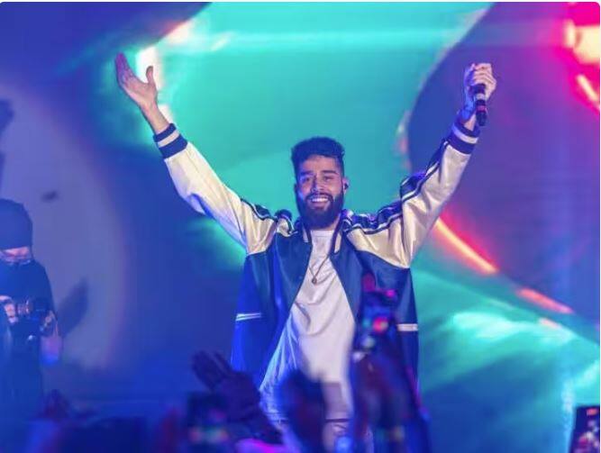 ap dhillon brutally trolled for lip syncing in live performance at women premier league opening ceremony WPL 2023 ਦੇ ਉਦਘਾਟਨੀ ਸਮਾਰੋਹ 'ਚ AP Dhillon ਹੋਏ ਟ੍ਰੋਲ, ਪ੍ਰਸ਼ੰਸਕਾਂ ਨੇ ਕੱਢਿਆ ਗੁੱਸਾ, ਕਿਹਾ Scam Man