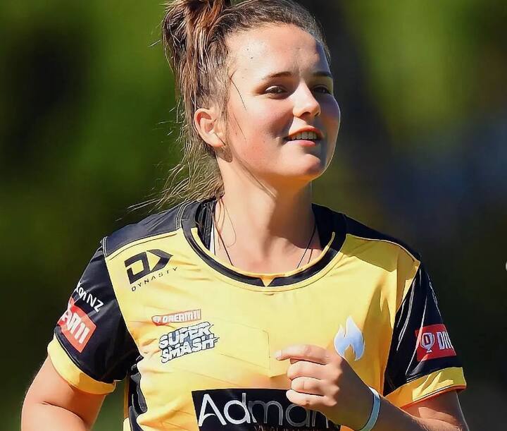 अवघ्या 22 वर्षीय न्यूझीलंडची क्रिकेटपटू अमेलिया केरच्या नावे विक्रम आहे. महिला एकदिवसीय सामन्यात सर्वात मोठा डाव खेळण्याचा विक्रम अमेलिया केरच्या नावे आहे. तिने यावेळी दुहेरी शतक ठोकलं होतं.