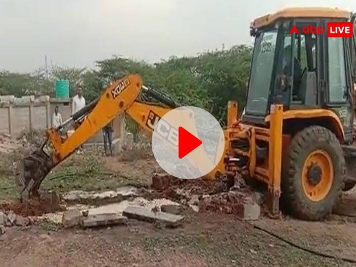 Gwalior police Digs Land with JCB Liquor Comes out of it mafia smuggling ANN Watch: ग्वालियर पुलिस ने JCB से खोदी जमीन तो फूट पड़े शराब के फव्वारे, नए-नए तरीकों से तस्करी कर रहे माफिया
