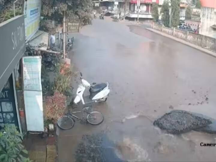 Road Cracks Open After Underground Pipeline Bursts In Maharashtra's Yavatmal Watch: રોડ પર અચાનક આવી સુનામી, પાઈપલાઈન ફાટતાં જ આવ્યું પૂર, જુઓ વીડિયો