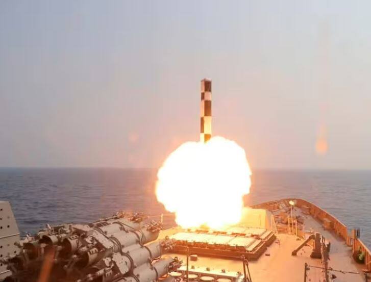 indian navy successfully tested brahmos missile in arabian sea atmanirbhar bharat  BrahMos Missile: ભારતીય નૌસેનાએ સ્વદેશી બ્રહ્મોસ મિસાઈલનું કર્યું સફળ પરીક્ષણ 