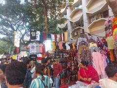 Holi 2023: दिल्ली पर चढ़ी होली की खुमारी, कपड़े-रंग और पिचकारी की दुकानों में उमड़ी रही भीड़, देखें तस्वीरें