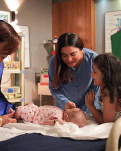 Shraddha Arya Photos: 'कुंडली भाग्य' की प्रीता बन गई मां, फैंस को दिखाई बच्चे की पहली झलक