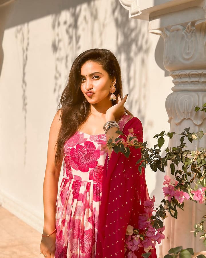 anchor deepika pilli latest photos | Deepika Pilli: పూల పూల డ్రెస్సులో ...