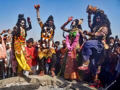 Masane Ki Holi: धधकती चिताओं के बीच भस्म की होली, किन्नरों का डांस, डमरुओं की गूंज, तस्वीरों में देखें काशी की सैकड़ों साल पुरानी मसाने की होली