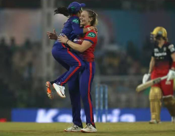 wpl 2023 dc w tara norris from usa first bowler five wicket haul against rcb w  DC-W vs RCB-W: મહિલા IPL માં અમેરિકન ફાસ્ટ બોલર તારા નોરિસે રચ્યો ઈતિહાસ, 5 વિકેટ લેનાર પ્રથમ બોલર બની