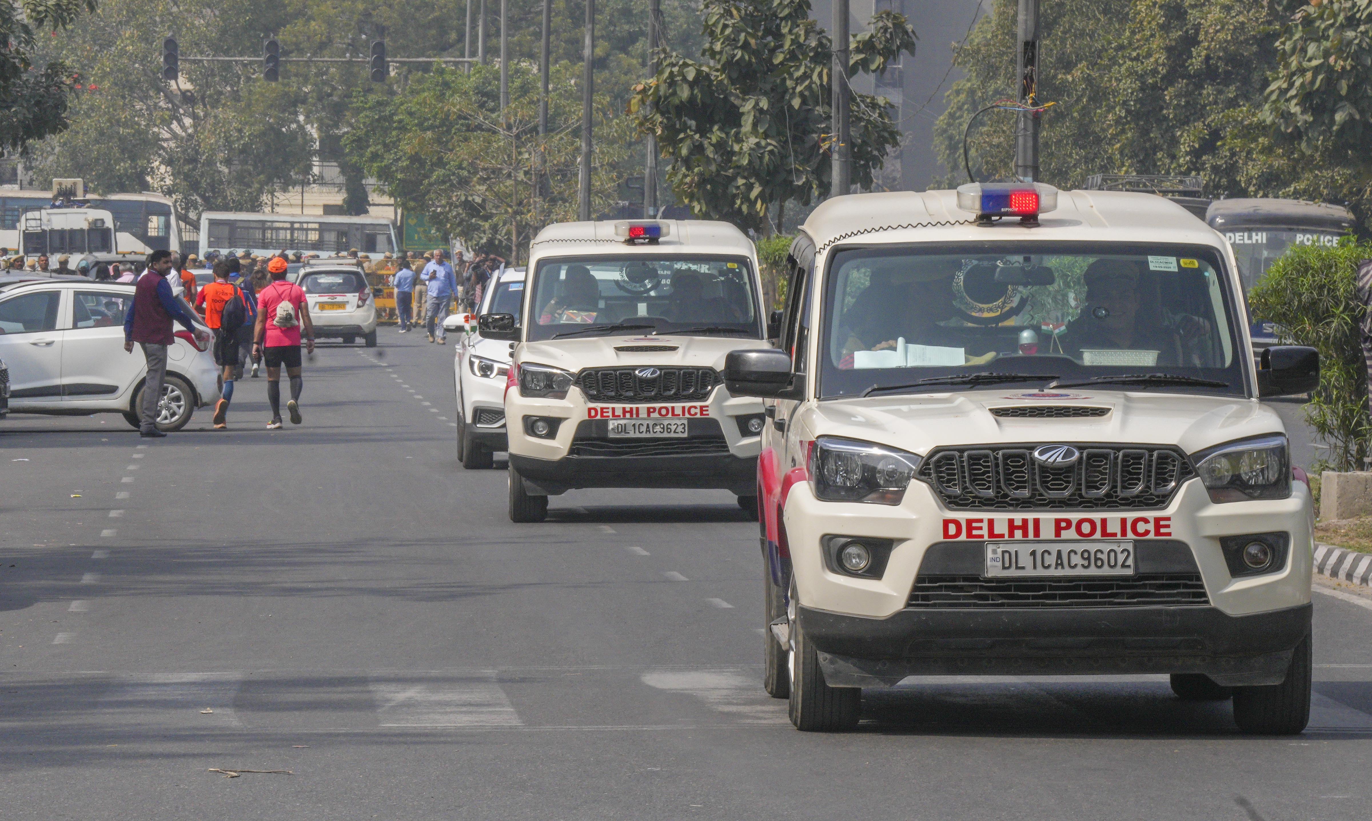 दिल्ली के स्कूलों में दहशत का माहौल, फिर मिली बम से उड़ाने की धमकी, पुलिस महकमे में हड़कंप