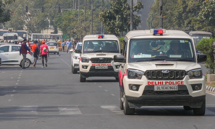 Delhi: Four People Injured Outside AIIMS After Being Hit By Car Driven By Cop's Wife Delhi: Four People Injured Outside AIIMS After Being Hit By Car Driven By Cop's Wife