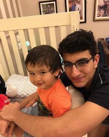 इस तस्वीर से साफ नजर आ रहा है कि सैफ अली खान और अमृता के बीच में भले ही अब तलाक हो गया हो लेकिन उनके बच्चे बिल्कुल मिल जुल कर रहते हैं और एक परिवार की तरह वक्त बिताते हैं. (Photo- Instagram)