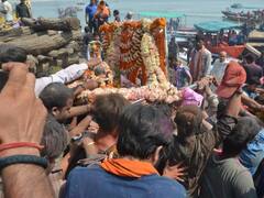 Masane Ki Holi: धधकती चिताओं के बीच भस्म की होली, किन्नरों का डांस, डमरुओं की गूंज, तस्वीरों में देखें काशी की सैकड़ों साल पुरानी मसाने की होली