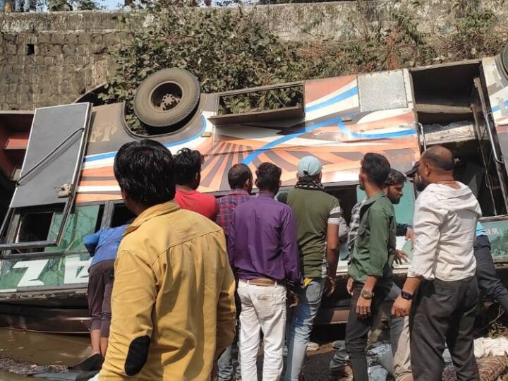 Indore Bus Accident full of passengers fell down in ditch on Indore Khandwa road many injured 1 dead ANN Indore Road Accident: इंदौर-खंडवा मार्ग पर फिर सड़क हादसा, यात्रियों से भरी बस पुलिया से नीचे गिरी 38 लोग घायल, 2 की मौत