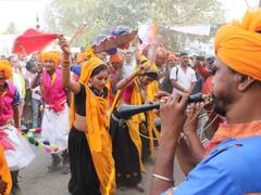Holi 2023: होली से पहले आदिवासियों के भगोरिया पर्व की मची धूम, विदेशी पर्यटकों ने बजाये ढोल, देखें तस्वीरें