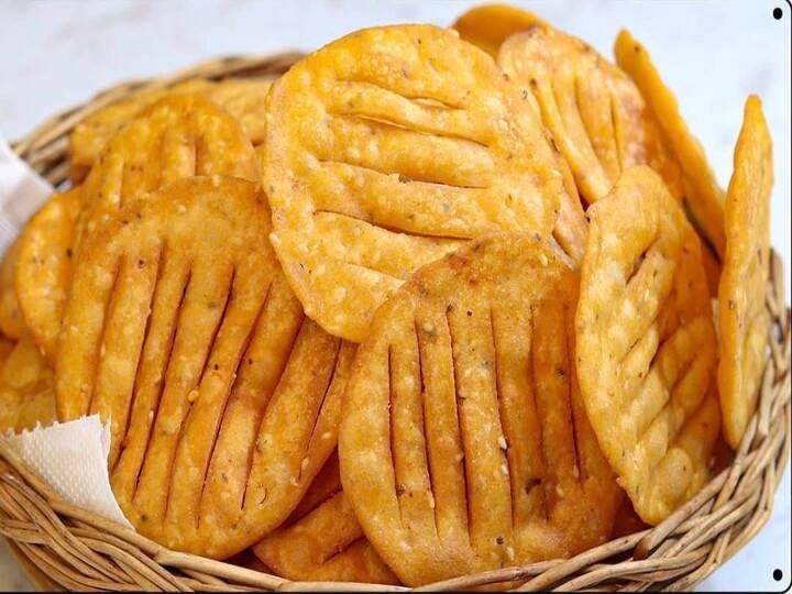 Aloo Mathri Recipe: होली पर आलू से बनाएं बेहद टेस्टी और क्रिस्पी आलू मठरी ...फटाफट नोट करें रेसिपी Make Tasty and Crispy and Crunchy Aloo Mathri Recipe on Holi 2023 Aloo Mathri Recipe: होली पर आलू से बनाएं बेहद टेस्टी और क्रिस्पी आलू मठरी ...फटाफट नोट करें रेसिपी