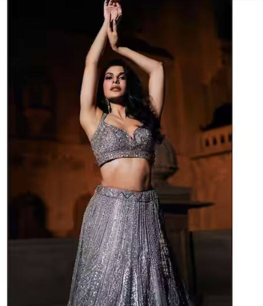 ਬੀ-ਟਾਊਨ ਸੁਪਰਸਟਾਰ ਜੈਕਲੀਨ ਫਰਨਾਂਡੀਜ਼ ਕਿਸੇ ਵੀ ਪਛਾਣ ਦੀ ਮੁਹਤਾਜ ਨਹੀਂ ਹੈ। ਇਸ ਦੌਰਾਨ ਜੈਕਲੀਨ ਫਰਨਾਂਡੀਜ਼ ਦੀਆਂ ਤਾਜ਼ਾ ਤਸਵੀਰਾਂ ਸੋਸ਼ਲ ਮੀਡੀਆ 'ਤੇ ਸੁਰਖੀਆਂ ਬਟੋਰ ਰਹੀਆਂ ਹਨ।