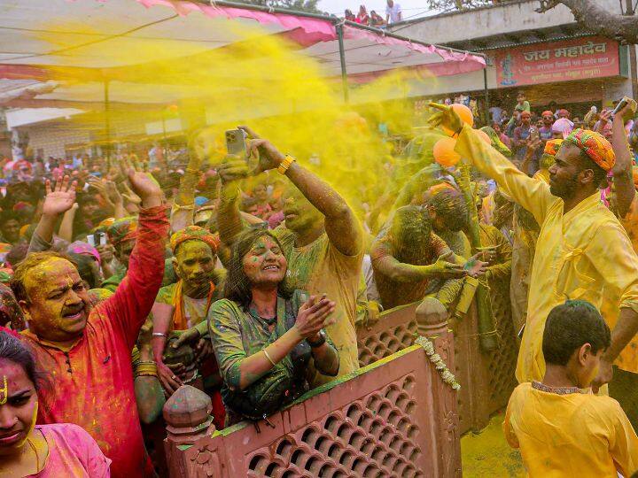 Holi 2023 Celebration: रंगों का त्योहार होली देशभर में इस साल 7 और 8 मार्च को मनाया जाएगा. इसके मद्देनजर लोगों में अभी से होली का जोश नजर आने लगा है.