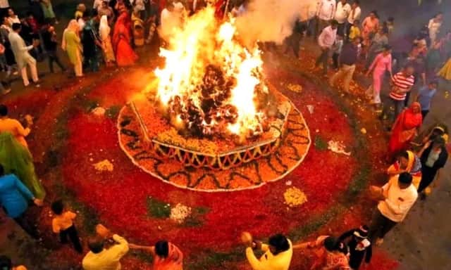 જ્યોતિષ શાસ્ત્ર અનુસાર જો કેટલાક ઉપાયો યોગ્ય સમયે અને યોગ્ય દિવસે કરવામાં આવે તો તે ખૂબ જ ફાયદાકારક સાબિત થાય છે. જો તમે પણ આર્થિક તંગીથી પરેશાન છો અથવા તમારી નોકરી અને વ્યવસાયની સમસ્યાઓથી પરેશાન છો, તો હોલિકા દહનના સમયે લેવામાં આવેલા કેટલાક ઉપાયો તમારા જીવનમાં મોટો ફેરફાર લાવી શકે છે