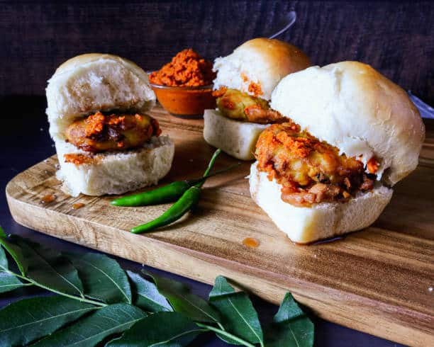 Mumbai Vada Pav : मुंबईच्या प्रसिद्ध स्ट्रीट फूड वडापावला आता जागतिक मान्यता मिळाली आहे. जगातील 50 सर्वोत्तम सँडविच'च्या यादीत वडापावला स्थान मिळालं आहे.  ( Image Source : istockphoto )