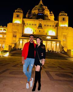 Photos: पति नई गेंद से बल्लेबाजों को डालता मुश्किल में, पत्नी खूबसूरती में देती बॉलीवुड एक्ट्रेस को टक्कर