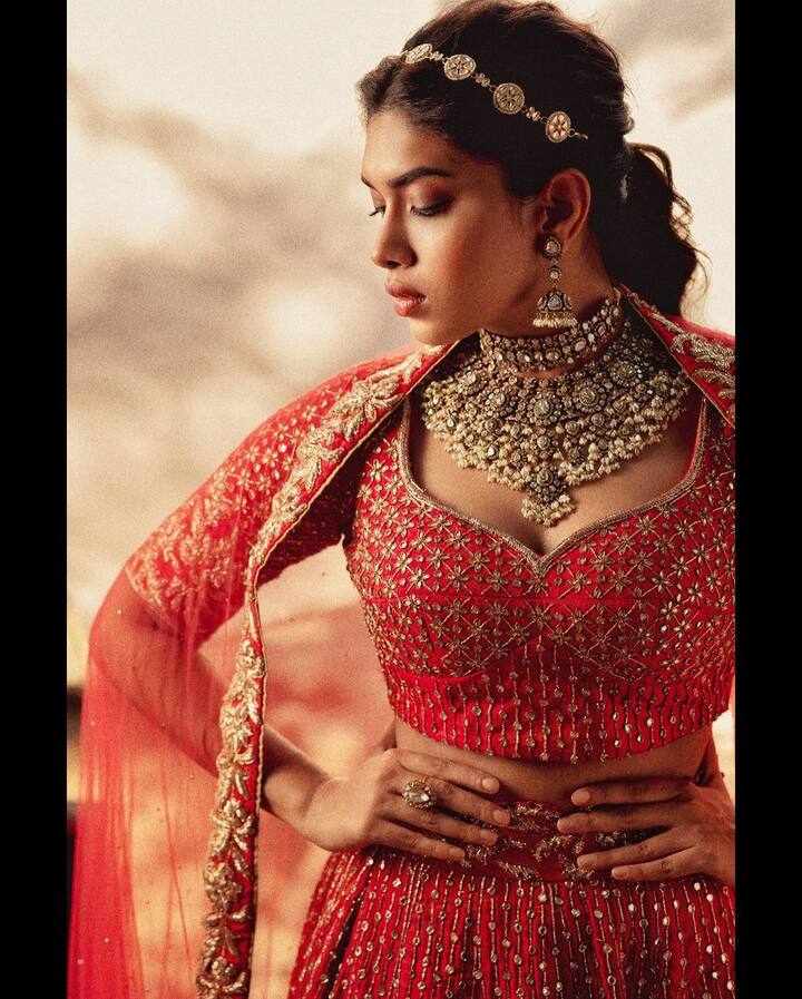 போதை ஏறி புத்தி மாறி எனும் தமிழ் படத்தில் அறிமுகமானார்.