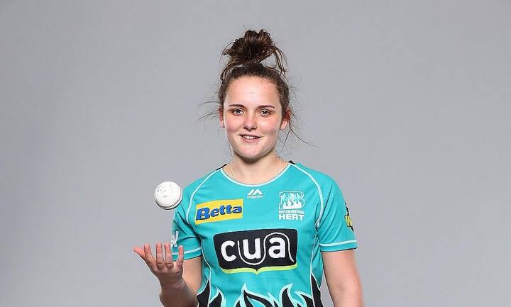 क्रिकेट चाहत्यांना त्यांची नवी क्रश मिळाली आहे. सध्या सोशल मीडियावर महिला क्रिकेटपटू अमेलिया केर (Amelia Kerr) हीची खूप चर्चा आहे. तिच्या निरागस सौंदर्यानं अनेकांना भुरळ घातली आहे.