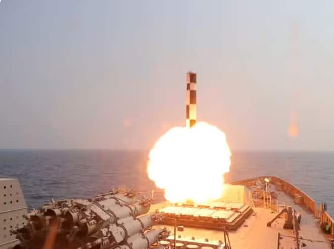 indian-navy-successfully-tested-brahmos-missile-in-arabian-sea-atmanirbhar-bharat BrahMos Missile: ਭਾਰਤੀ ਜਲ ਸੈਨਾ ਨੇ ਸਵਦੇਸ਼ੀ ਬ੍ਰਹਮੋਸ ਮਿਜ਼ਾਈਲ ਦਾ ਕੀਤਾ ਸਫਲ ਪ੍ਰੀਖਣ, ਫੌਜ ਨੇ ਆਤਮਨਿਰਭਰ ਭਾਰਤ ਵੱਲ ਵਧਾਇਆ ਇੱਕ ਹੋਰ ਕਦਮ