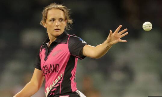 महिला प्रीमियर लीगच्या पहिल्या सामन्यात मुंबई इंडियन्स संघाने गुजरात जायंट्स संघावर 143 धावांचा दिमाखदार विजय मिळवला. या सामन्यात अनेक खेळाडूंनी तुफान खेळी केली. यादरम्यान क्रिकेट फॅन्समध्ये मुंबईच्या संघातून खेळणाऱ्या न्यूझीलंडच्या खेळाडूची चर्चा आहे.