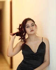 Vaishnavi Prakash: ब्लॅक शॉर्ट ड्रेसमध्ये वैष्णवी प्रकाशच्या बोल्ड अदा, चाहते म्हणाले...