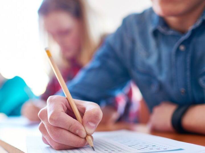 Maharashtra 12th Paper Leak: महाराष्ट्र में लीक हुआ 12वीं बोर्ड एग्जाम का पेपर, तीन स्टूडेंड समेत 4 के खिलाफ केस दर्ज Maharashtra board 12th paper leak case registered against four including three students in mumbai ANN Maharashtra 12th Paper Leak: महाराष्ट्र में लीक हुआ 12वीं बोर्ड एग्जाम का पेपर, तीन स्टूडेंड समेत 4 के खिलाफ केस दर्ज