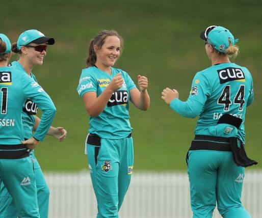 WPL मुळे क्रिकेटप्रेमींना त्यांची नवीन क्रश सापडली आहे. मुंबई इंडियन्स संघातील खेळाडू अमेलिया केर सध्या सोशल मीडियावर तुफान चर्चेत आहे. कोण आहे अमेलिया केर जाणून घ्या.