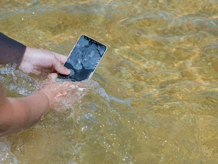 Holi 2023 Smartphone Water Damage Tips What to do if Mobile phone falls in water Holi 2023 : फोन पानी में गिर जाए तो बिना टाइम लगाए अपनाएं ये ट्रिक... और ये काम तो बिल्कुल नहीं करें