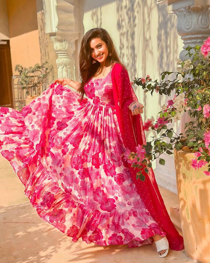 తొలి మూవీలోనే అందాలతో తెగ ఆకట్టుకుంది. Photo Credit: Deepika Pilli/Instagram