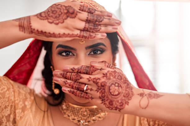 Bride's Face Swollen After Makeup : आपल्या लग्नात आपण सुंदर दिसावं अशी प्रत्येक नवरा आणि नवरीची इच्छा असते. यासाठी तरुण-तरुणी मेकअपसाठी (Makeup) हजारो रुपयेही खर्च करतात. (PC : istockphoto )