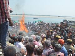 Masane Ki Holi: धधकती चिताओं के बीच भस्म की होली, किन्नरों का डांस, डमरुओं की गूंज, तस्वीरों में देखें काशी की सैकड़ों साल पुरानी मसाने की होली