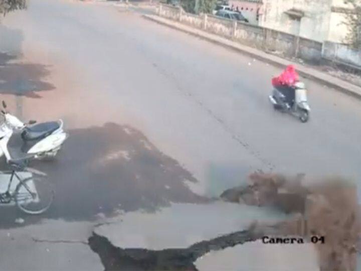 Yavatmal pipeline burst Road cracked in maharashtra watch viral video Watch: सड़क पर अचानक आई सुनामी, पाइपलाइन फटते ही आ गई बाढ़, पानी में बह गया सबकुछ