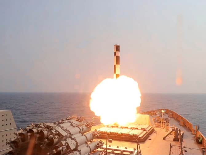 नौसेना ने BrahMos Missile का सफल परीक्षण किया-Navy successfully tests BrahMos missile